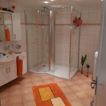 Badezimmer 3 Dusche und Waschbecken