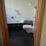 Badezimmer 8 Toilette und Badewanne