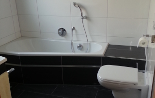 Badezimmer 8 Toilette und Badewanne 2