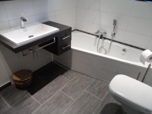 Badezimmer 16 Waschbecken und Badewanne