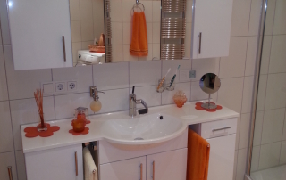 Badezimmer 3 Waschbecken und Spiegel